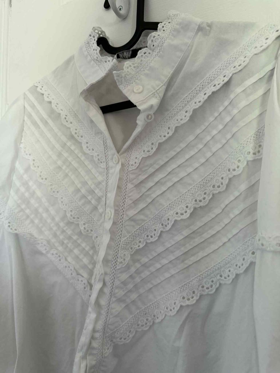Blouse blanche avec broderie de la marque Zara