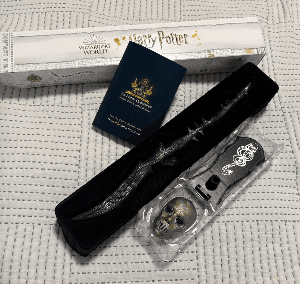 Bo\u00eete, baguette, livret et socle de la s\u00e9rie Mangemort d'Harry Potter.
