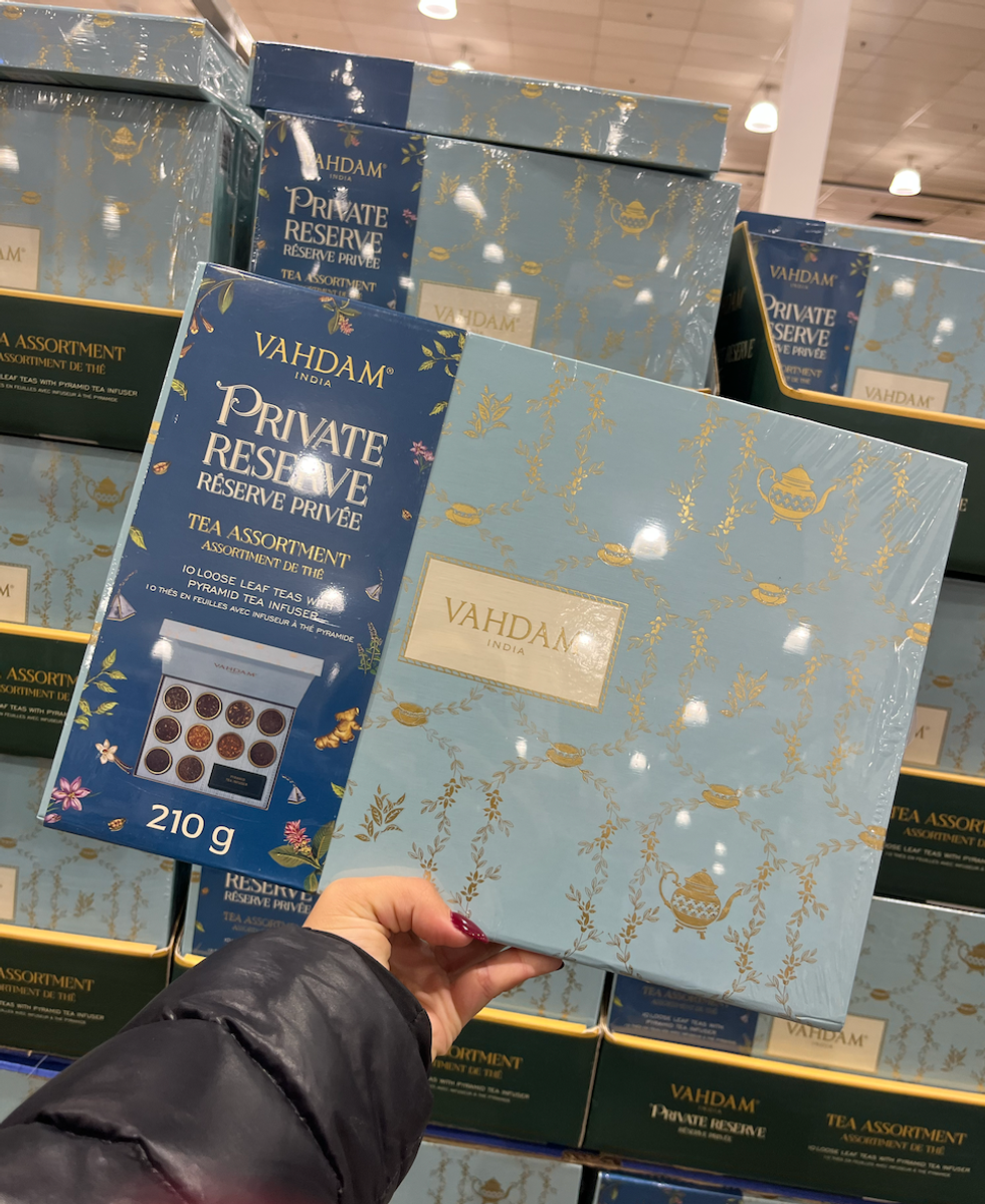 Bo\u00eete d'assortiment bleu poudre comprenant 10 formats d\u00e9gustation de th\u00e9.