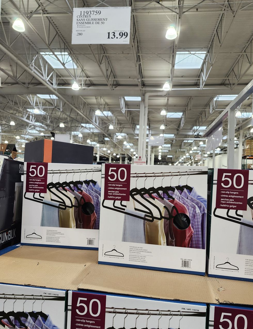 Bo\u00eete d'un ensemble de 50 cintres.