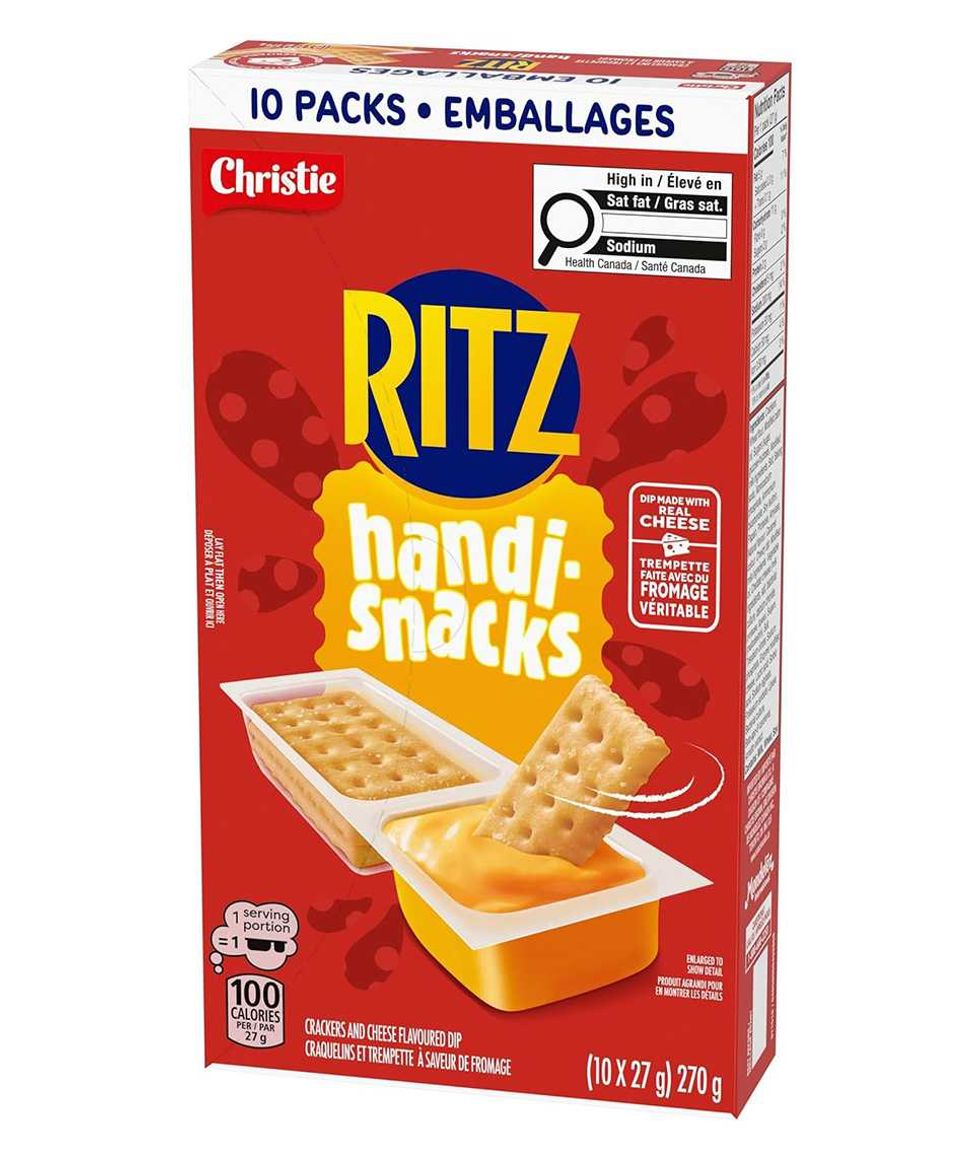 Bo\u00eete de 10 emballages de craquelins et trempette \u00e0 saveur de fromage Ritz sur fond blanc.