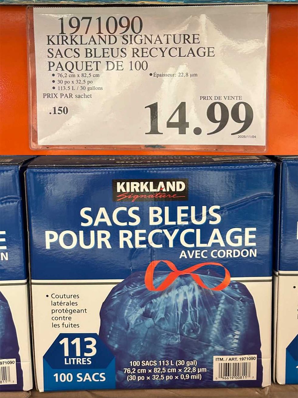 Bo\u00eete de 100 sacs bleus \u00e0 recyclage vendue chez Costco.