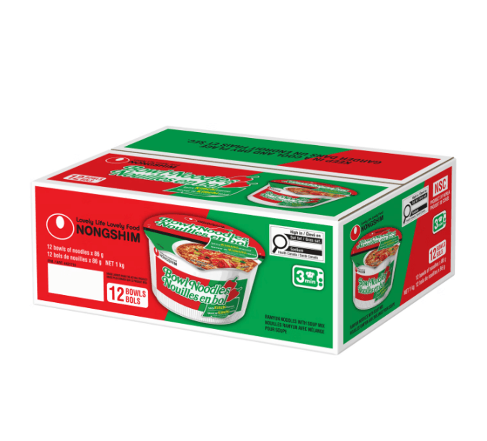 Bo\u00eete de 12 bols de nouilles au kimchi NongShim vendue au Costco.