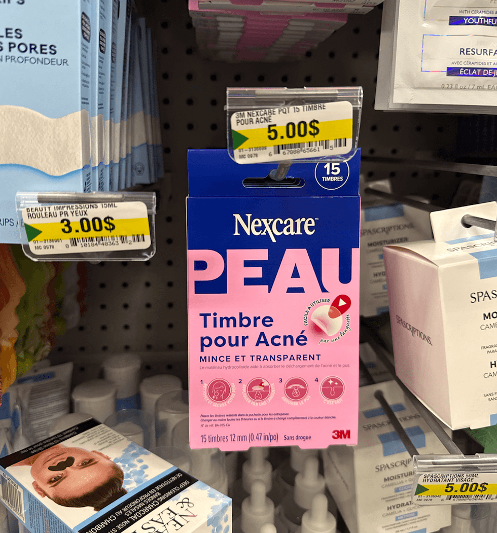 Bo\u00eete de 15 timbres hydrocollo\u00efdes pour l'acn\u00e9 Nexcare de 3M, minces et transparents, vendue 5 $ chez Dollarama.