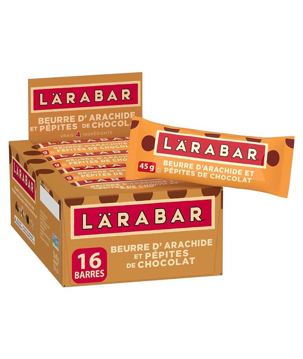 Bo\u00eete de 16 barres au beurre d'arachide et brisures de chocolat Larabar sur fond blanc.