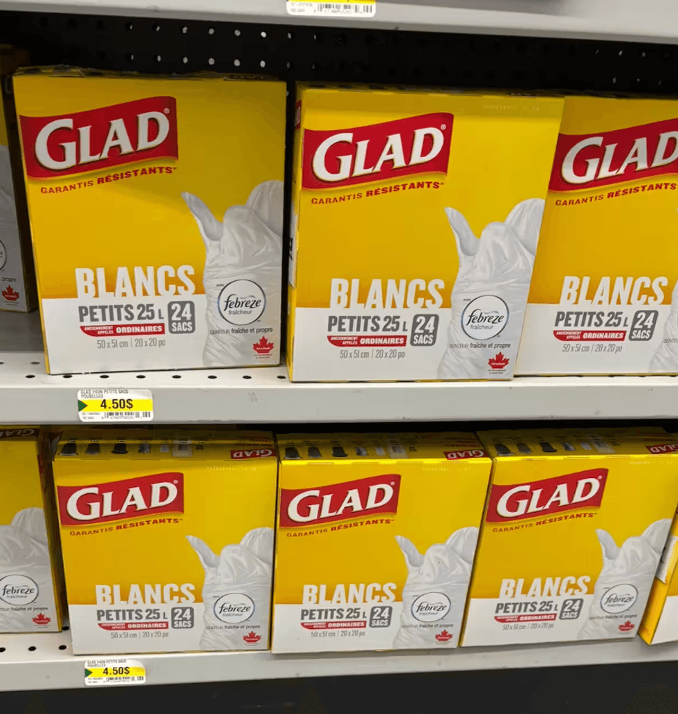 Bo\u00eete de 24 sacs \u00e0 ordures blancs Glad de 25 litres vendue chez Dollarama.