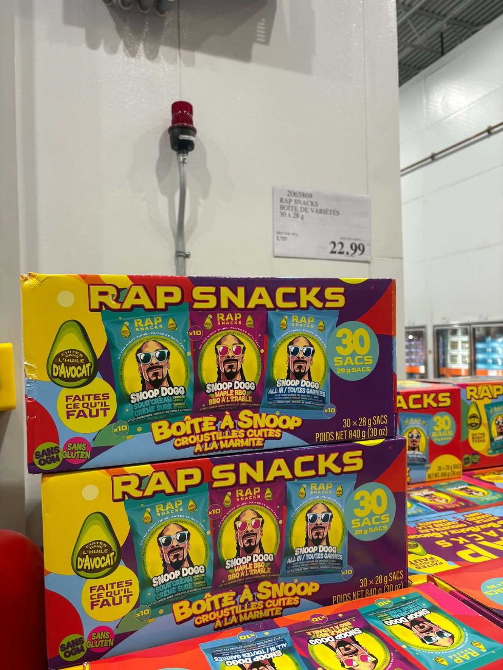 Bo\u00eete de 30 petits sacs de croustilles Rap Snacks Snoop Dogg en trois saveurs au Costco.