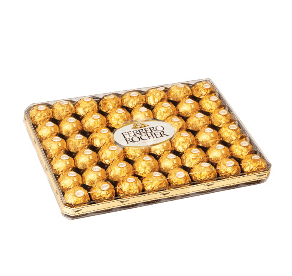 Bo\u00eete de 48 chocolats Ferrero Rocher emball\u00e9s dans du papier dor\u00e9.