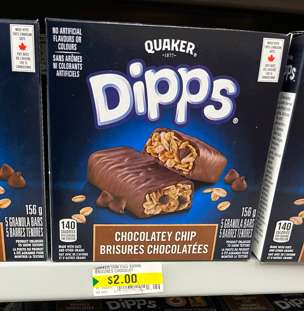 Bo\u00eete de barres tendres aux brisures chocolat\u00e9es sur une tablette du Dollarama.