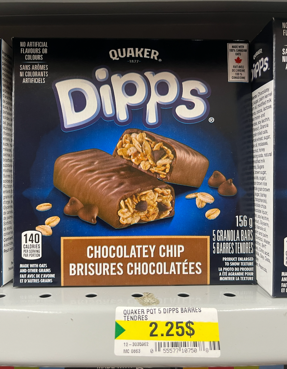 Bo\u00eete de barres tendres aux brisures chocolat\u00e9es sur une tablette du Dollarama.
