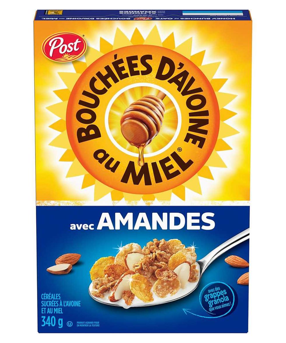 Bo\u00eete de c\u00e9r\u00e9ales bouch\u00e9es d'avoine au miel Post sur fond blanc.