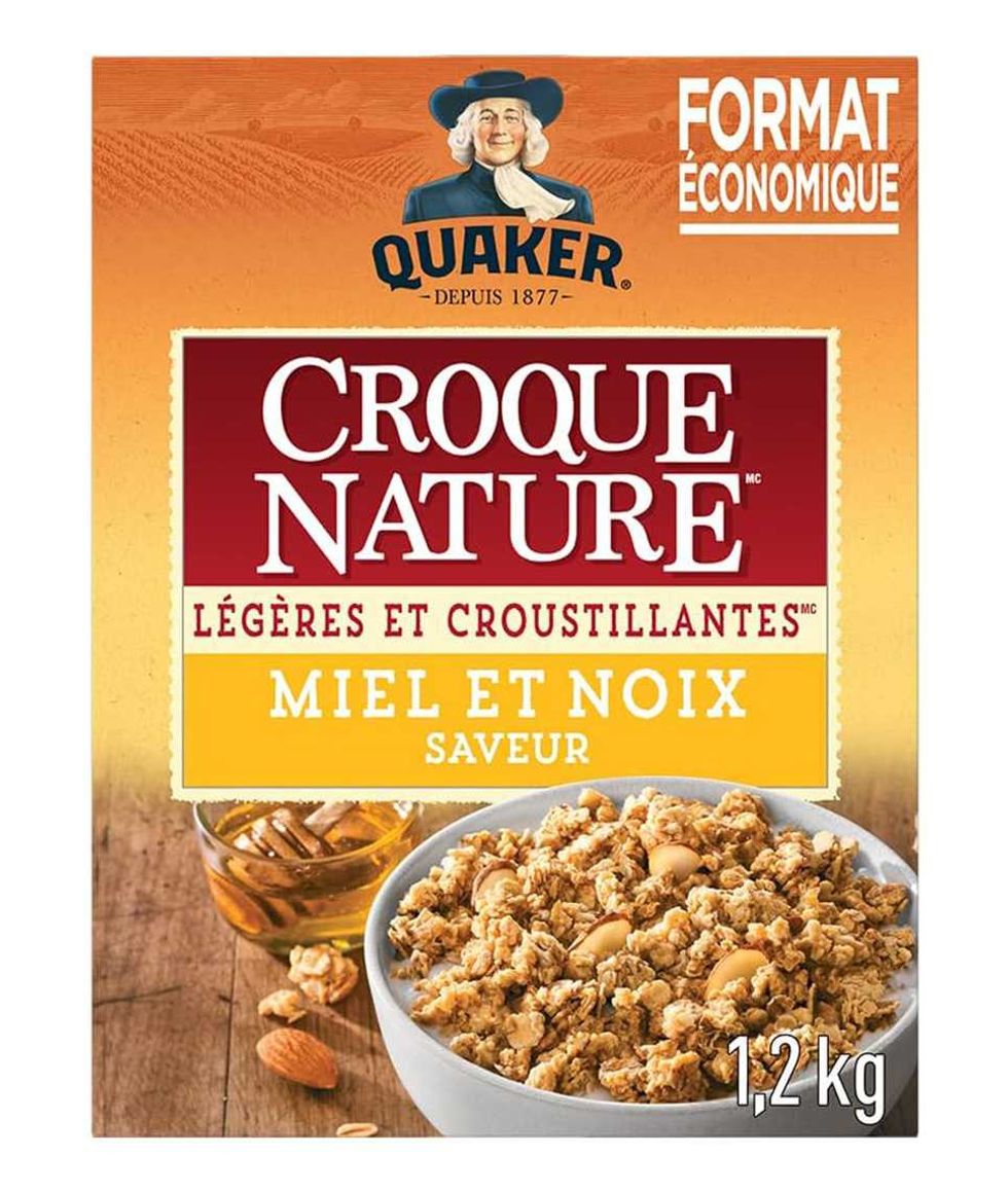 Bo\u00eete de c\u00e9r\u00e9ales Croque-Nature \u00e0 saveur de miel et noix Quaker sur fond blanc.