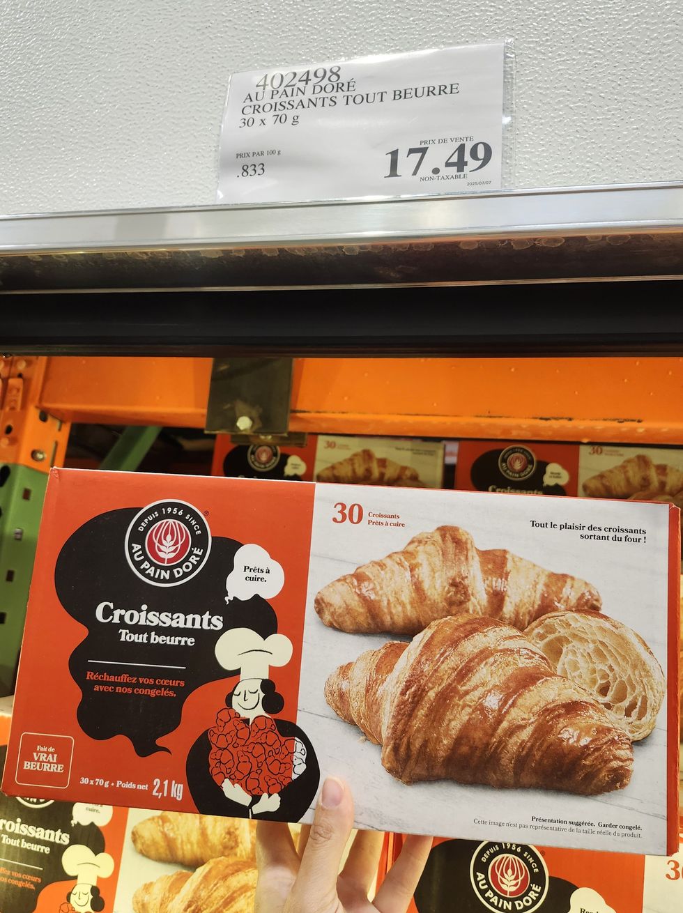 Bo\u00eete de croissants congel\u00e9s au beurre.