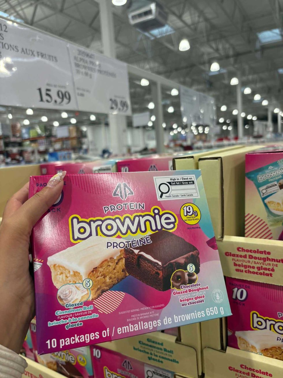 Bo\u00eete de dix brownies prot\u00e9in\u00e9s en saveurs brioche \u00e0 la cannelle glac\u00e9e et beigne glac\u00e9 au chocolat au Costco.