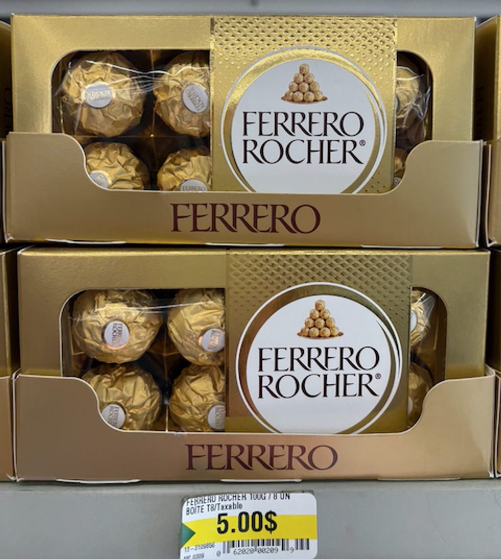 Bo\u00eete de Ferrero Rocher.