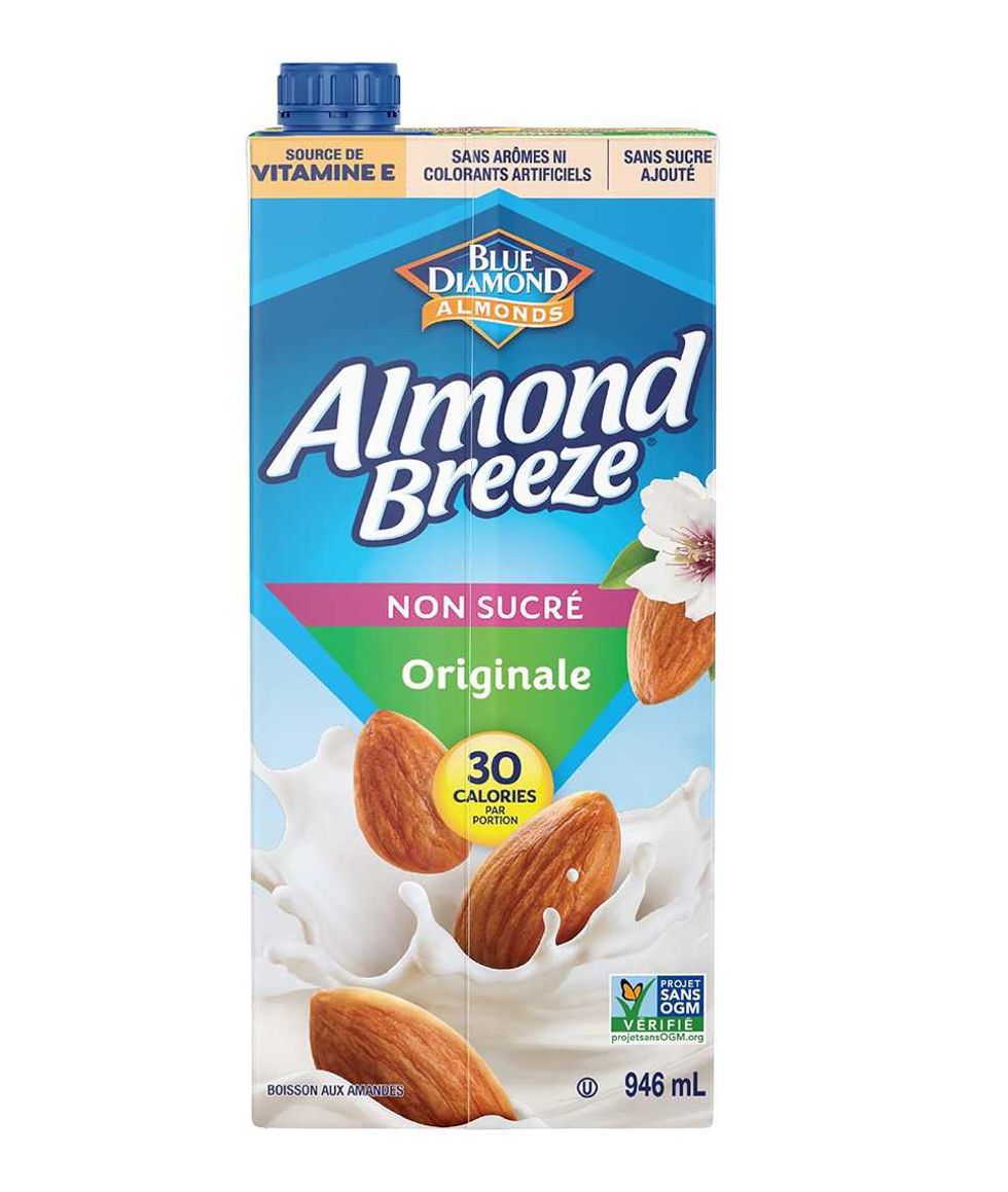 Bo\u00eete de lait d'amande non sucr\u00e9 de marque Almond Breeze sur fond blanc.