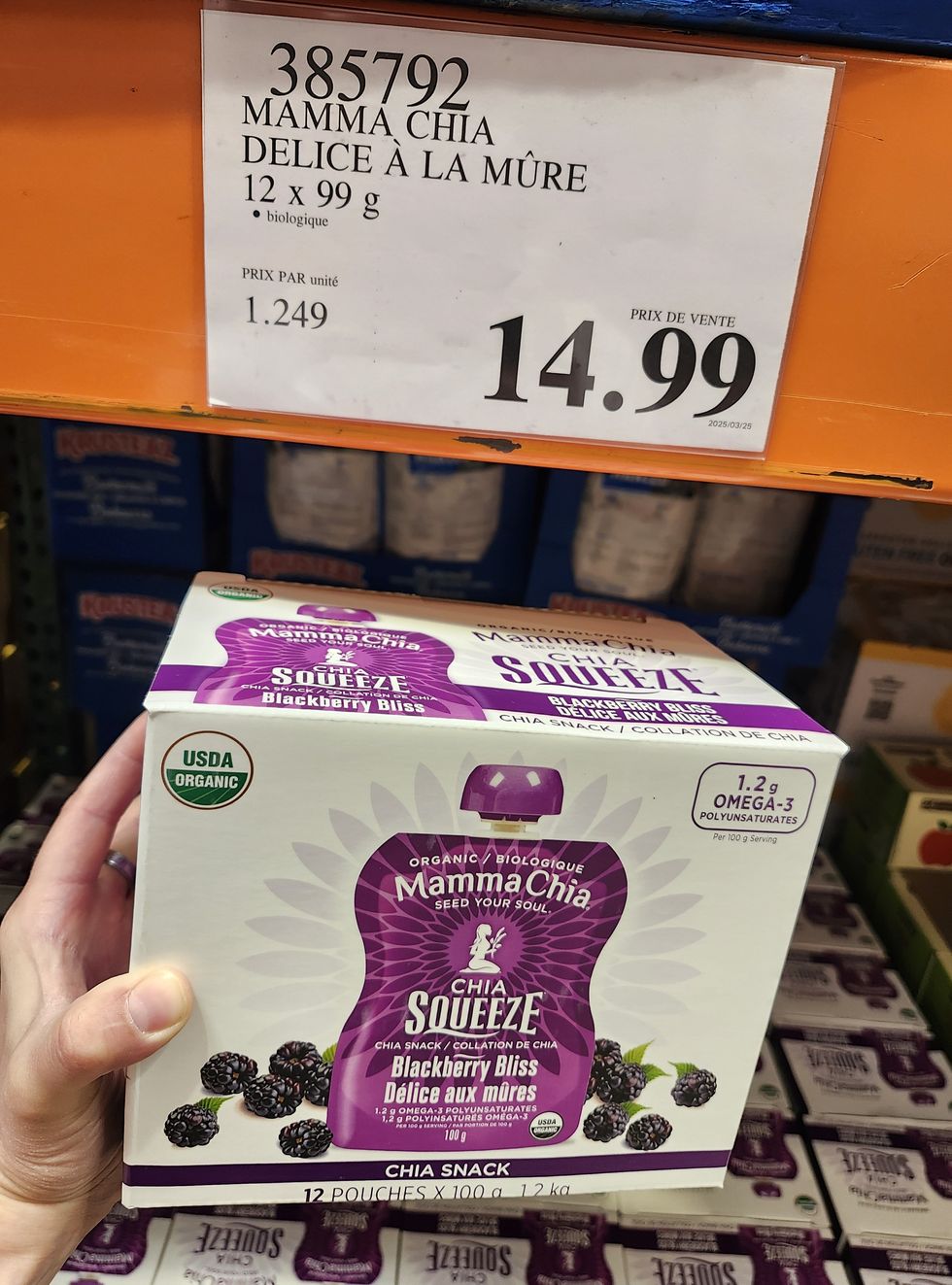 Bo\u00eete de Pur\u00e9e de chia aux m\u00fbres de la marque Mamma Chia disponible au Costco