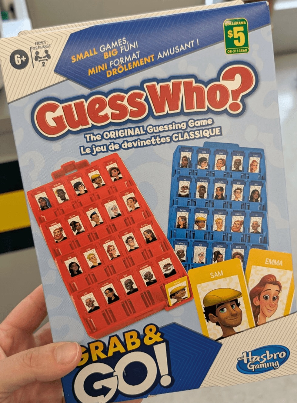 Bo\u00eete du jeu Guess Who? en format compact vendue 5 $ chez Dollarama.
