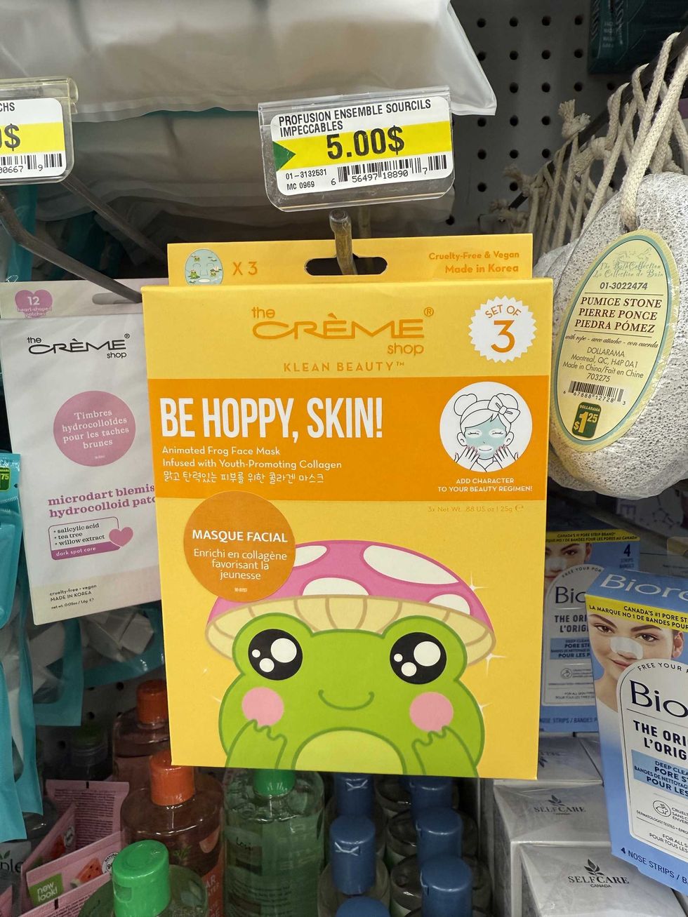 Bo\u00eete jaune contenant trois masques faciaux d\u00e9cor\u00e9s d\u2019une grenouille anim\u00e9e.