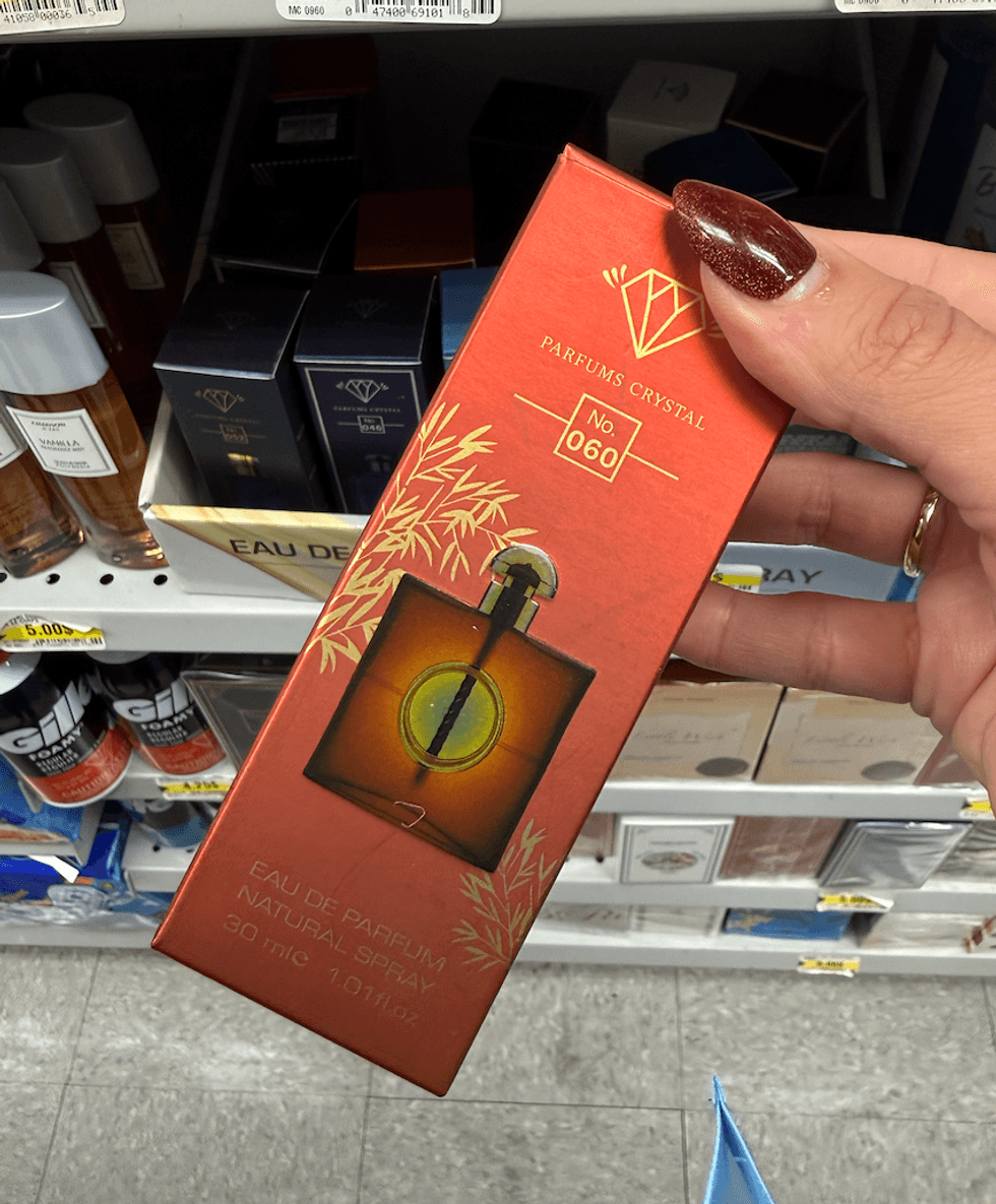 Bo\u00eete rouge orang\u00e9 de l'eau de parfum Parfums Crystal No 060, en format de 30 ml.