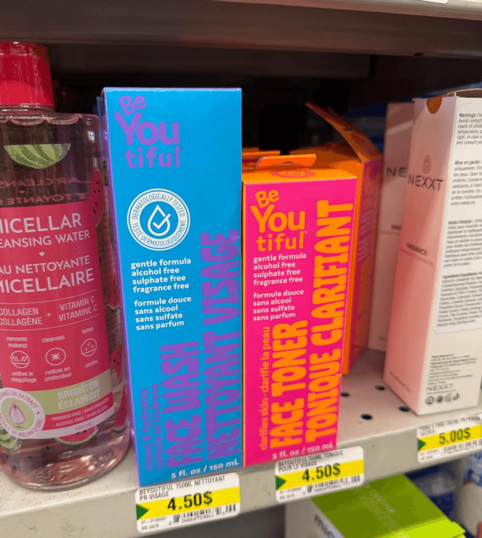 Bo\u00eetes color\u00e9es de nettoyants visage Be-You-tiful skincare sur une tablette du Dollarama.