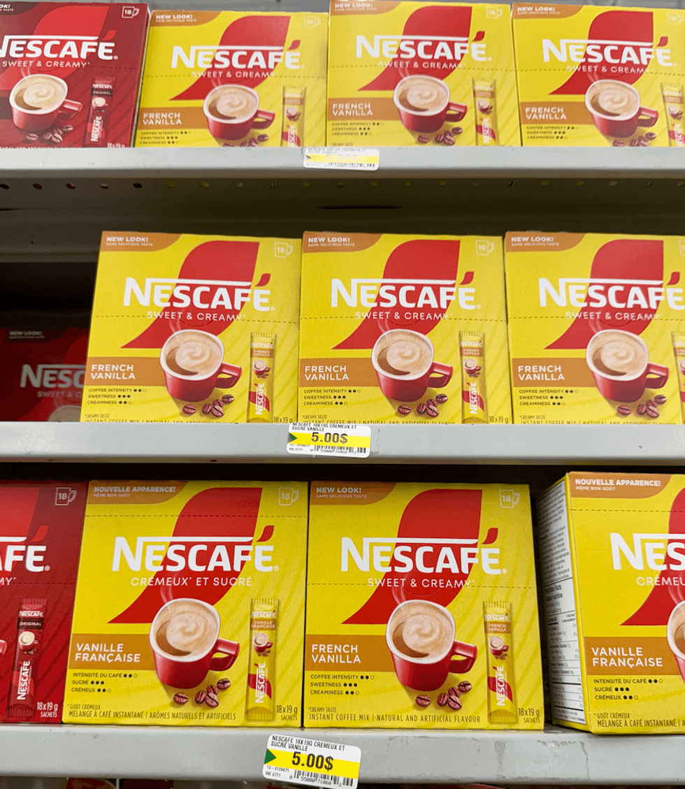 Bo\u00eetes de caf\u00e9 instantan\u00e9 Nescaf\u00e9 Sweet & Creamy saveur vanille sur une tablette de Dollarama.