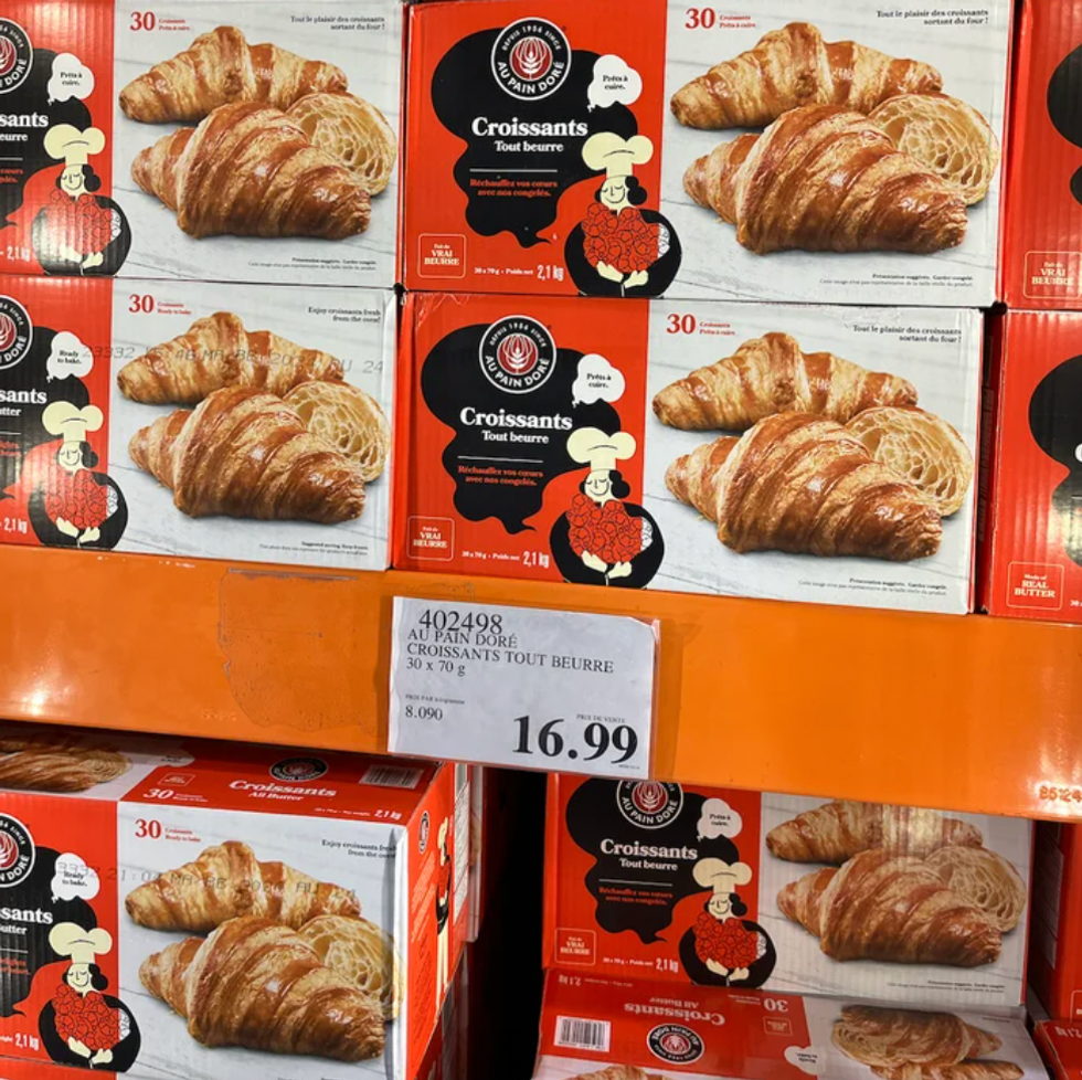Bo\u00eetes de croissants congel\u00e9s dans un cong\u00e9lateur.