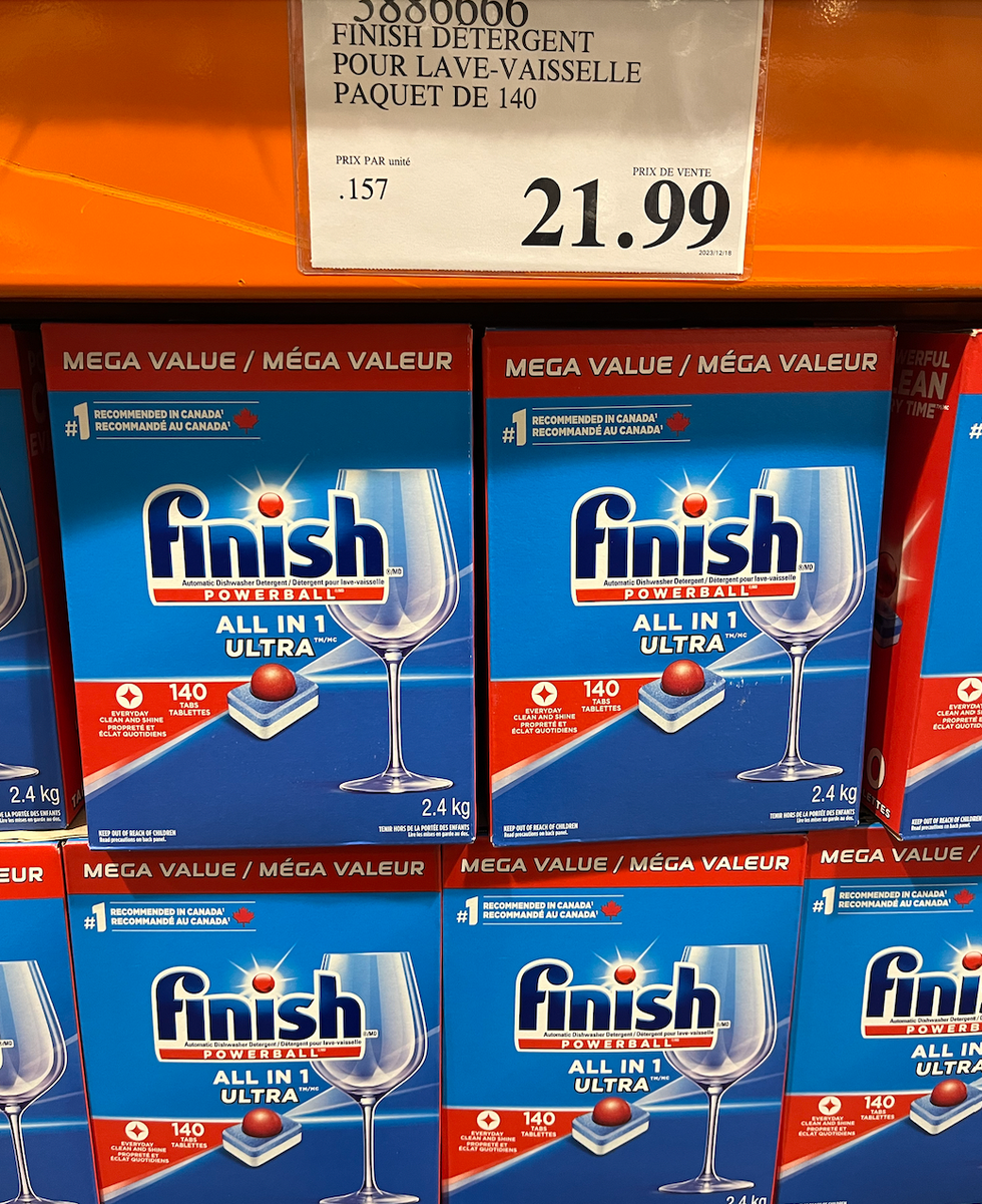 Bo\u00eetes de d\u00e9tergent pour lave-vaisselle \u200bFinish empil\u00e9es.