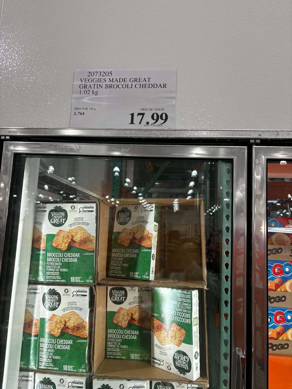 Bo\u00eetes de galettes de pommes de terre au brocoli et cheddar Veggies Made Great dans un cong\u00e9lateur du Costco.