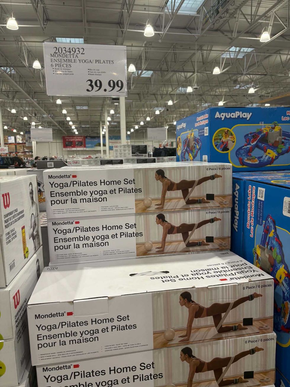 Bo\u00eetes de l\u2019ensemble de yoga et Pilates pour la maison Mondetta comprenant six pi\u00e8ces au Costco.
