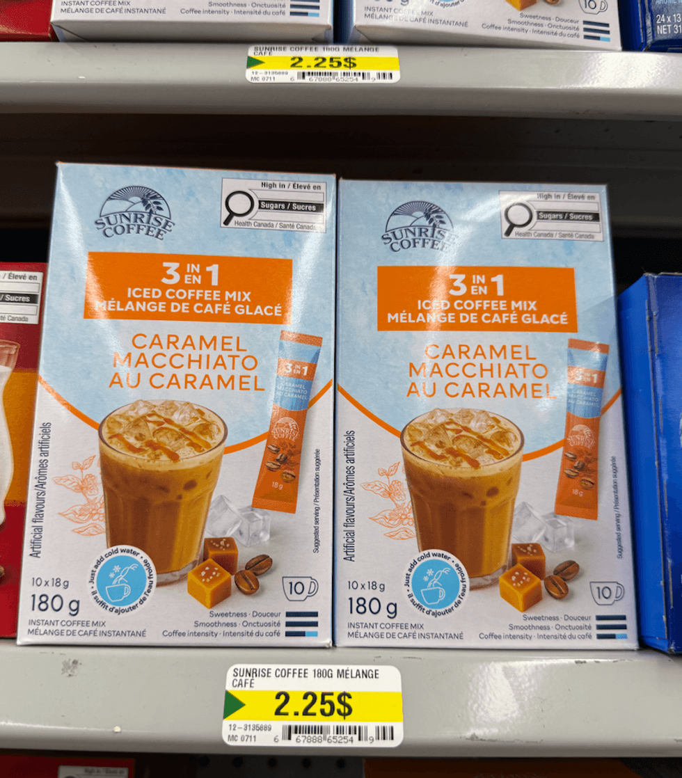 Bo\u00eetes de m\u00e9lange instantan\u00e9 pour caf\u00e9 glac\u00e9 Caramel Macchiato Sunrise Coffee sur une tablette de Dollarama.