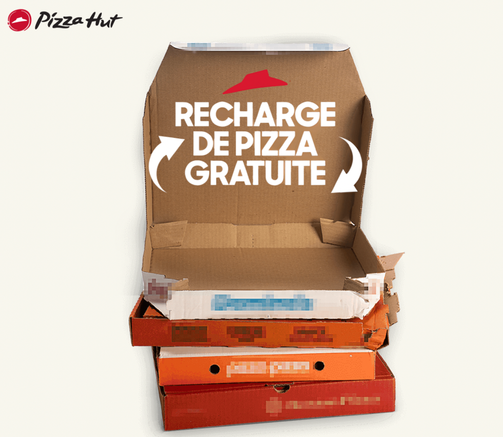 Bo\u00eetes de pizza empil\u00e9es de couleurs diff\u00e9rentes et de marques flout\u00e9es.