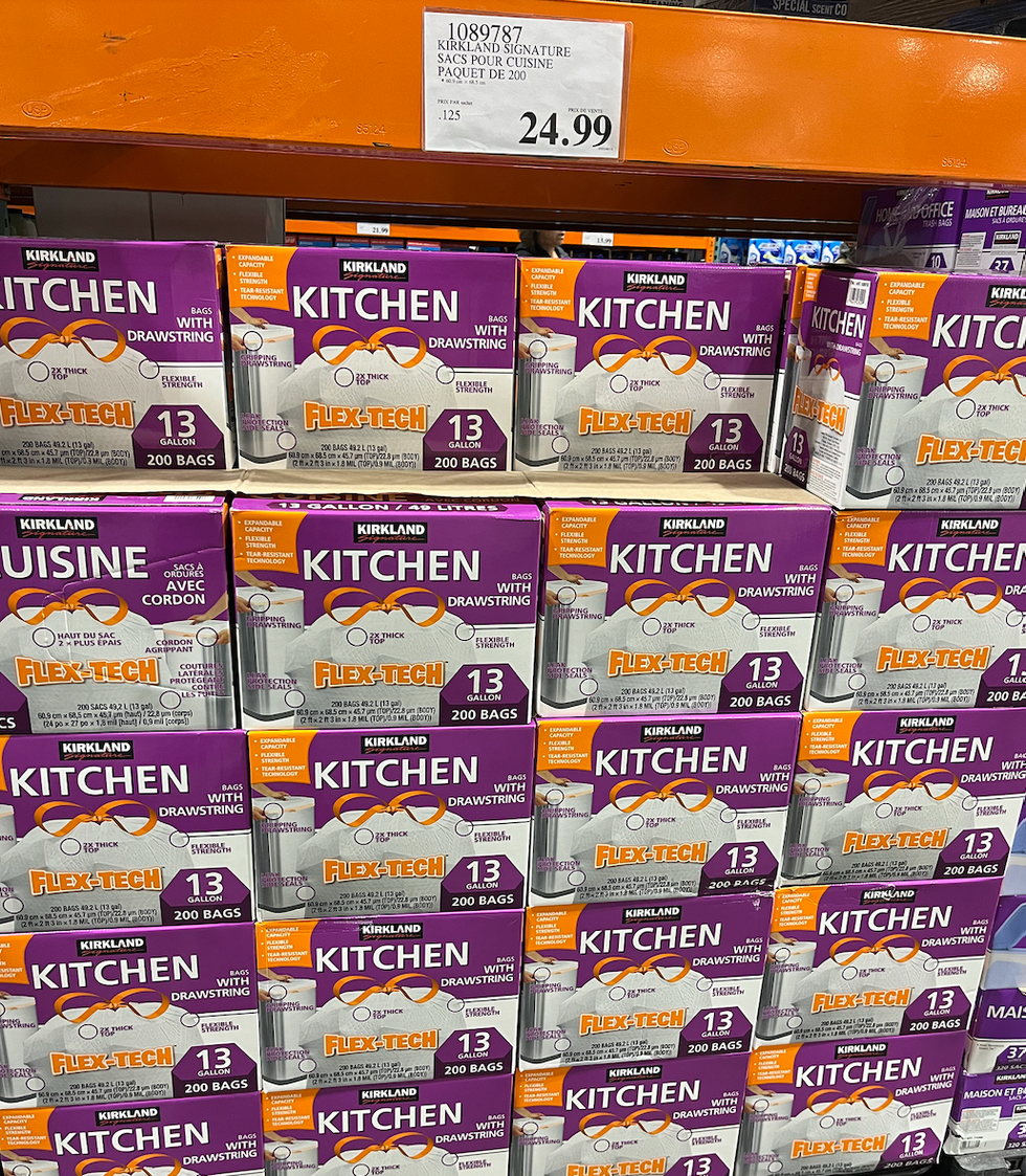 Bo\u00eetes de sacs de poubelle pour la cuisine de marque Kirkland empil\u00e9es.