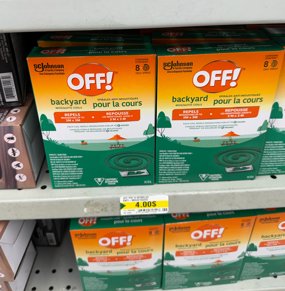 Bo\u00eetes de spirales OFF! vertes et orange sur une tablette de magasin.