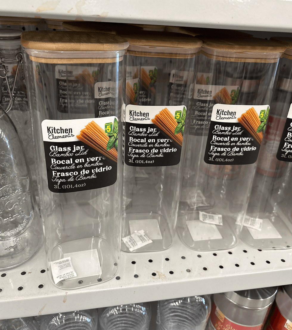 Bocal en verre avec couvercle en bambou sur les tablettes du Dollarama.