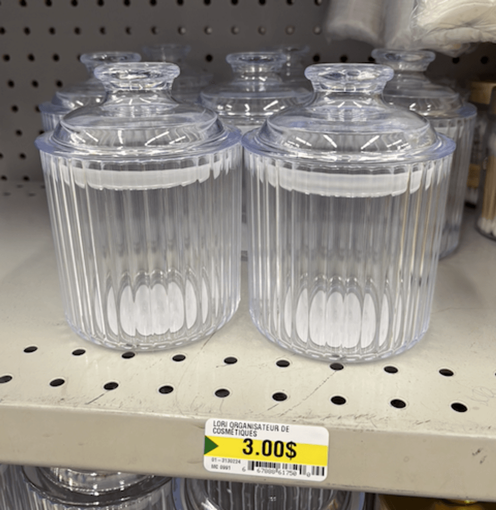 Bocal en verre avec couvercle sur les tablettes du Dollarama.