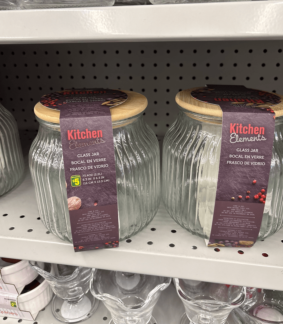 Bocal en verre sur les tablettes du Dollarama.