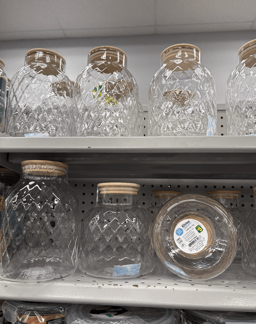 Bocaux en verre sur les tablettes du Dollarama.