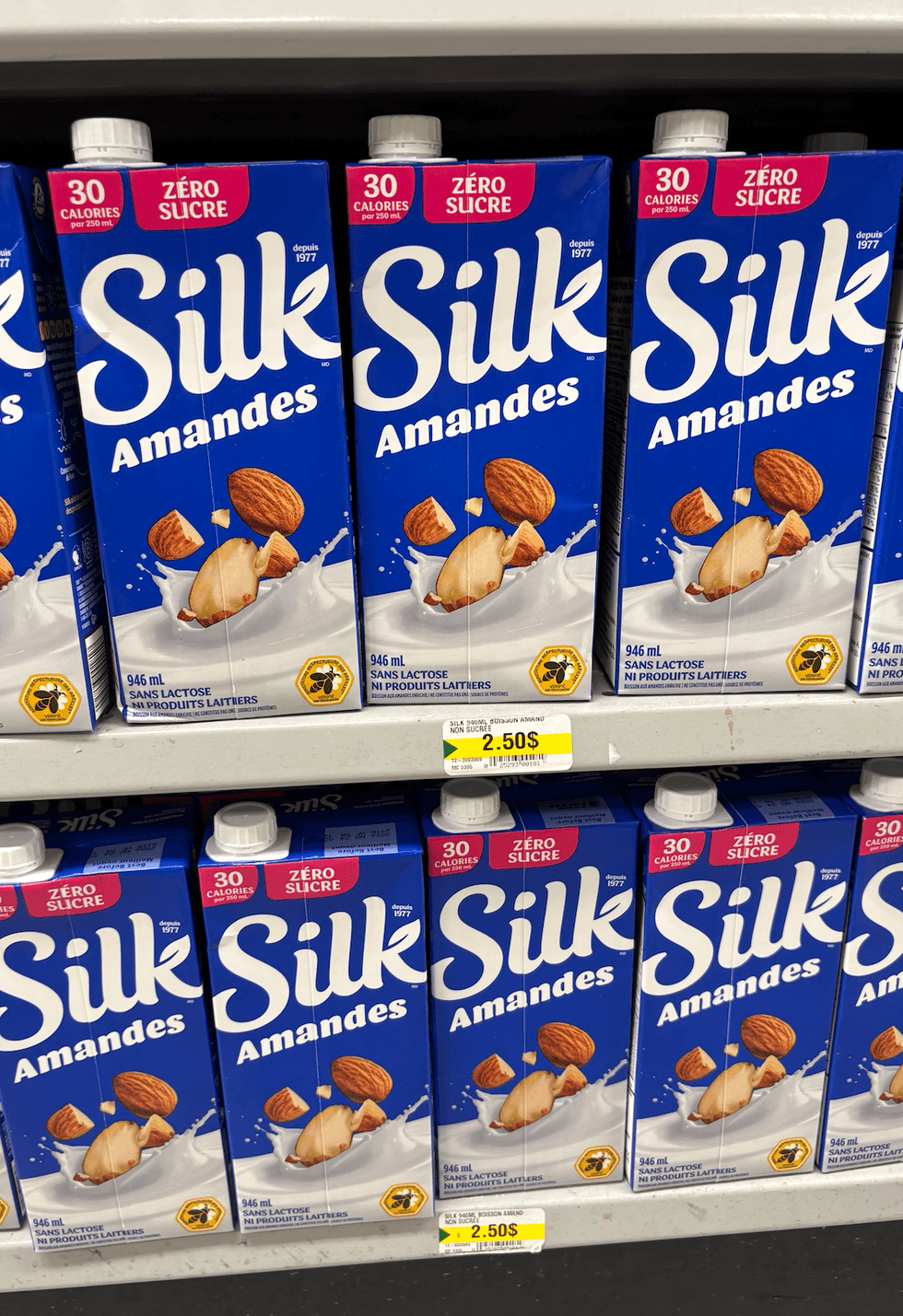Boisson aux amandes Silk sur les tablettes du Dollarama.