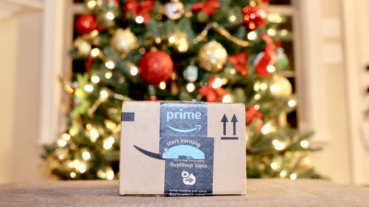 Boîte Amazon devant un sapin de Noël.