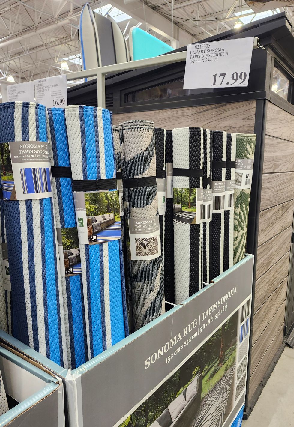 Boite avec tapis de couleurs vari\u00e9e de la marque Sonoma Rug.