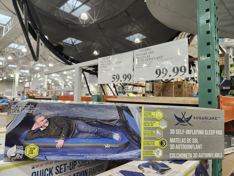 Boite d'un matelas autogonflant de la marque Sugarlake.