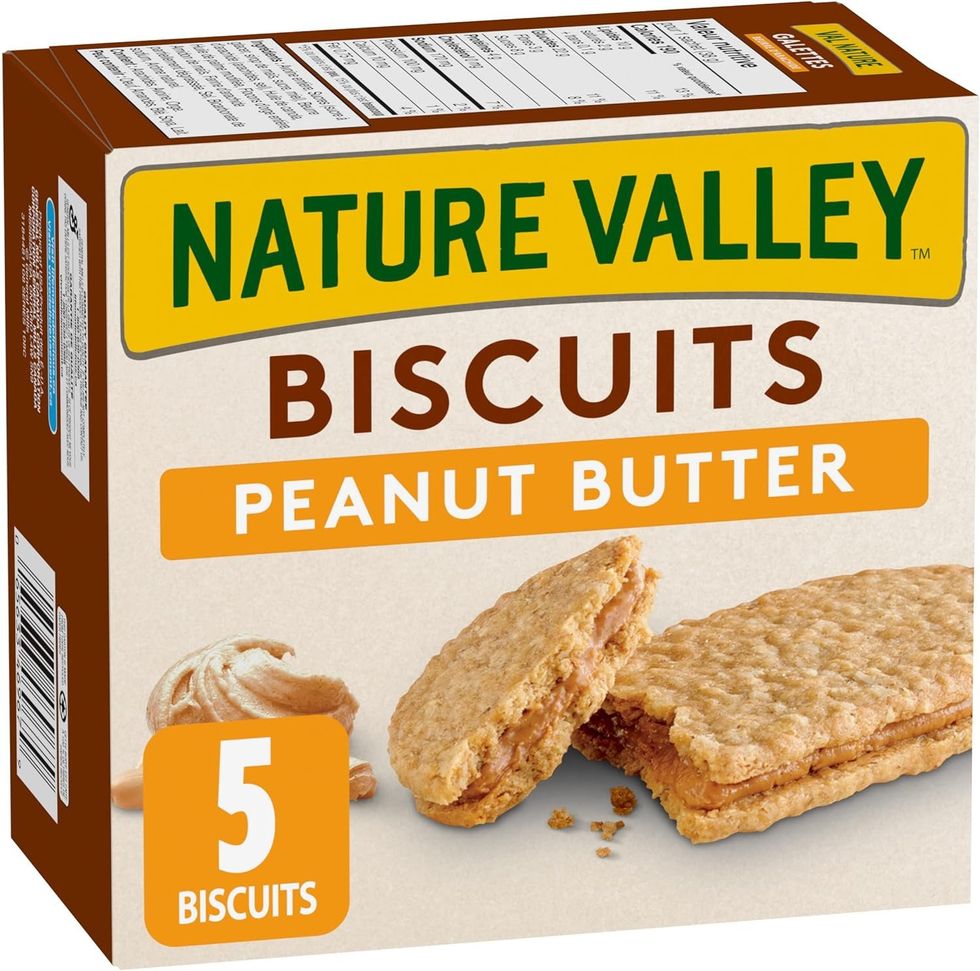 Boite de cinq biscuits au beurre d'arachides de la marque Nature Valley sur fond blanc.