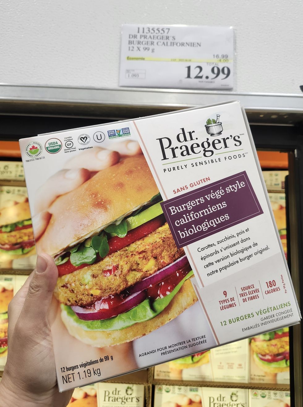 Boite de douze burgers v\u00e9g\u00e9tariens de la marque Dr. Prager's.