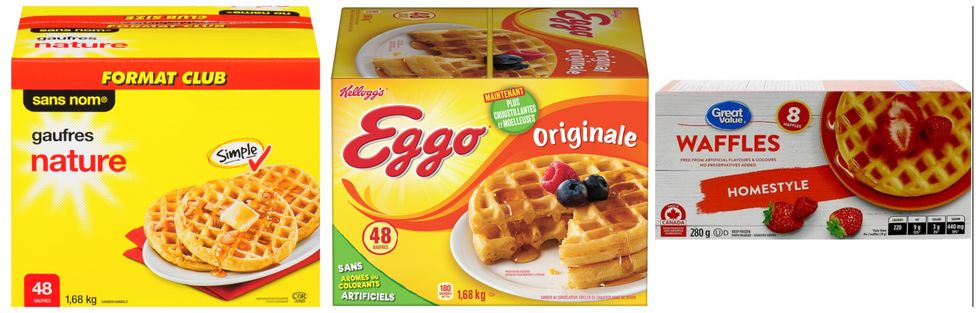 Boite de gaufres natures Sans nom. Centre : Boite de gaufres originales Eggo de Kellogg's. Droite : Boite de gaufres maisons de Great Value.