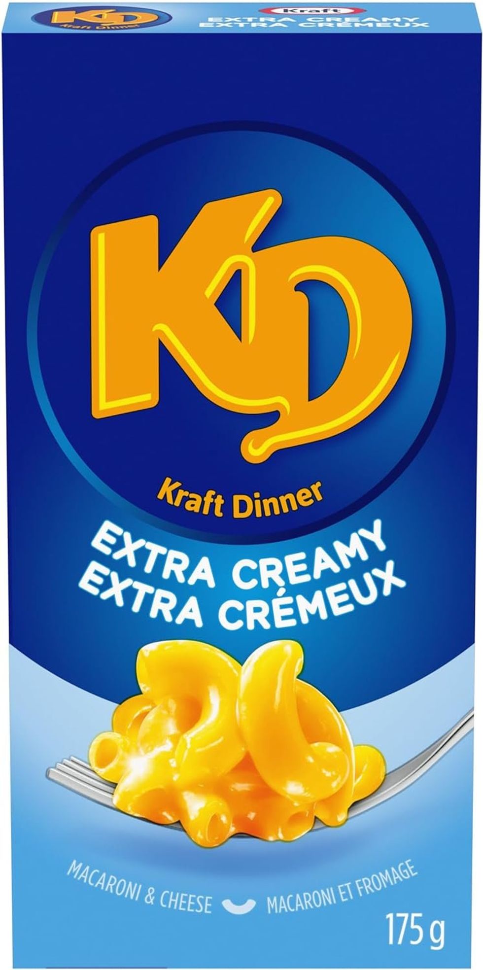 Boite de macaroni au fromage extra cr\u00e9meux bleue avec le logo Kraft Diner orange, sur fond blanc.