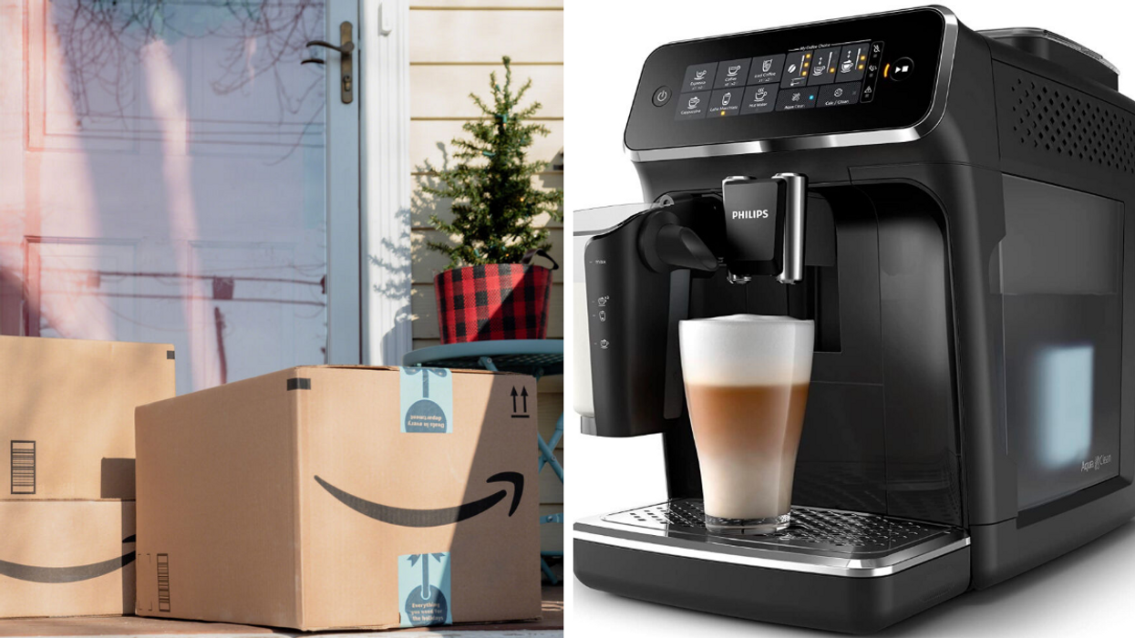 Boîtes Amazon. Droite : Machine à café.