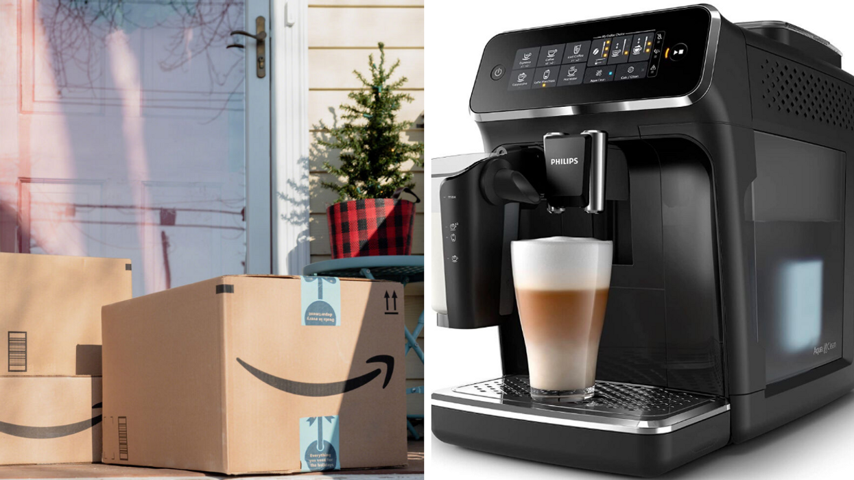 Boîtes Amazon. Droite : Machine à café. 