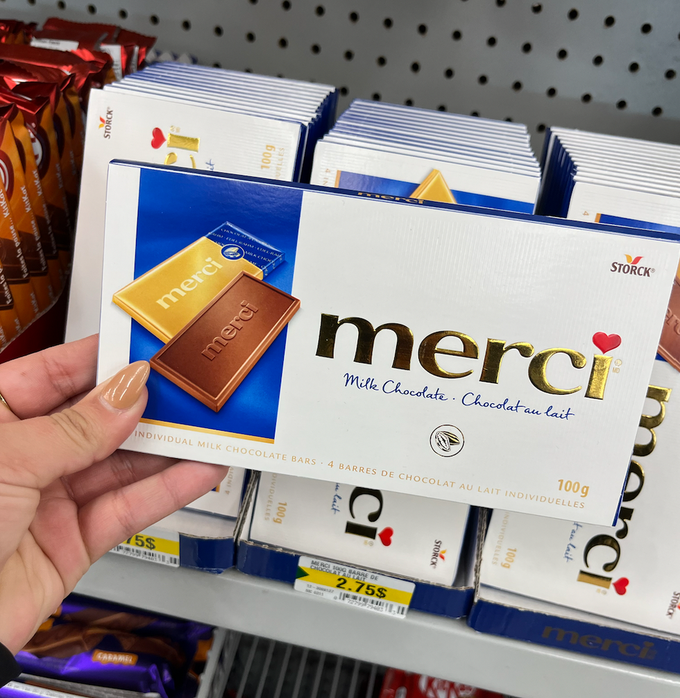 Boites blanches de chocolat au lait avec la mention \u00ab Merci \u00bb en \u00e9criture dor\u00e9e.