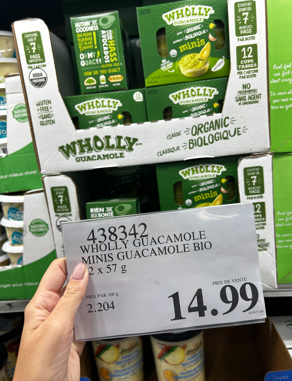 Boites de minis guacamole bio de la marque Wholly Guacamole avec l'\u00e9tiquette de prix.